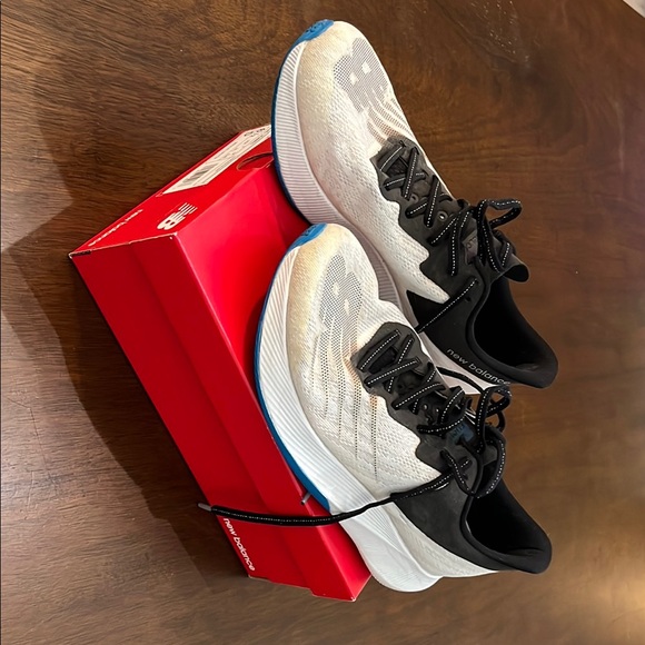 New Balance Women’s FuelCell Carbon Plated Road Racers Size 8 - Picture 2 of 5